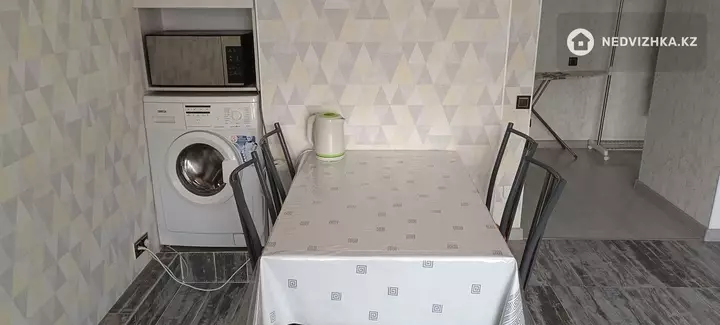 1-комнатная квартира, этаж 12 из 16, 40 м², Посуточно, фотография 4