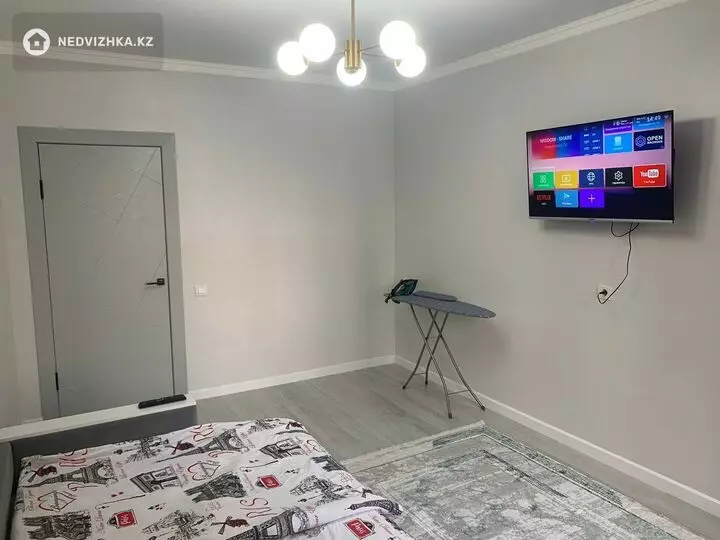 1-комнатная квартира, этаж 1 из 16, 40 м², Посуточно, фотография 2
