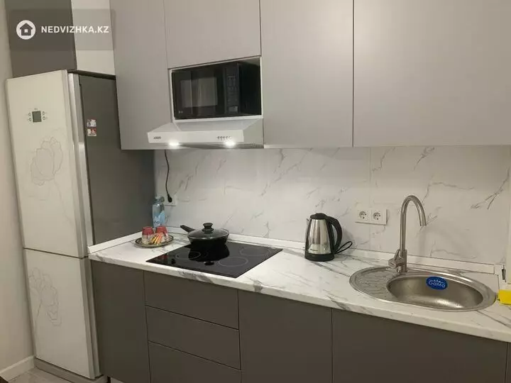 1-комнатная квартира, этаж 1 из 16, 40 м², Посуточно, фотография 3
