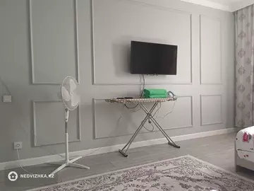 1-комнатная квартира, этаж 13 из 16, 40 м², Посуточно, миниатюра 11
