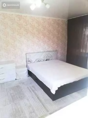 1-комнатная квартира, этаж 2 из 4, 32 м², Посуточно, миниатюра 1