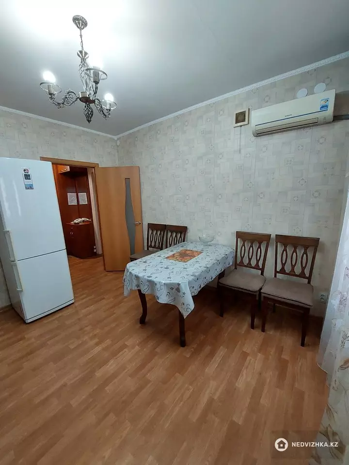 1-комнатная квартира, этаж 4 из 12, 38 м², Посуточно, фотография 4