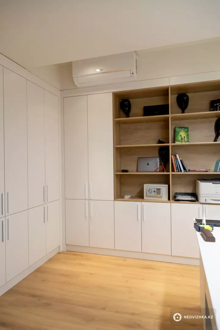 Офис, этаж 1 из 4, В жилом доме, 105 м²