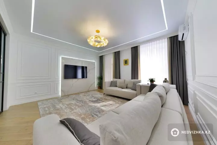4-комнатная квартира, этаж 2 из 9, 132 м², фотография 2