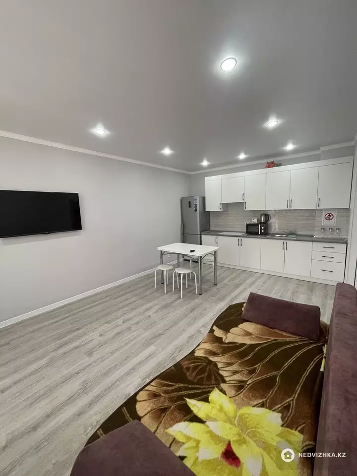 1-комнатная квартира, этаж 1 из 10, 45 м², Посуточно, фотография 4