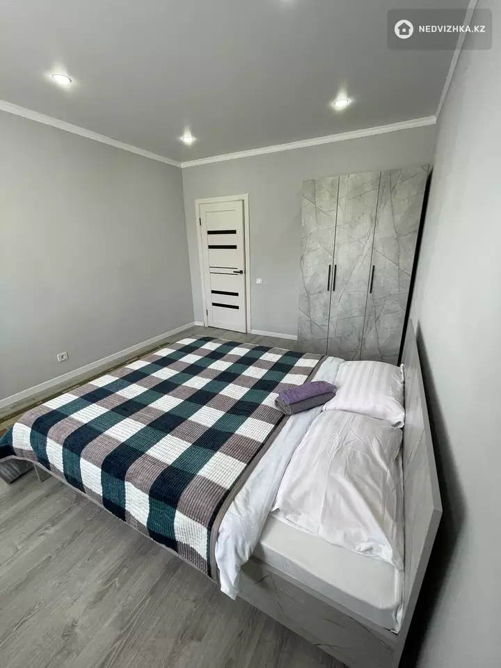 1-комнатная квартира, этаж 1 из 10, 45 м², Посуточно, фотография 2
