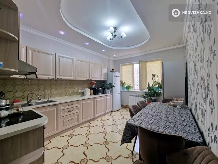 2-комнатная квартира, этаж 12 из 18, 92 м², 2-фотосурет