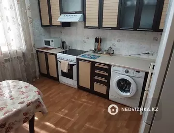 1-комнатная квартира, этаж 4 из 12, 38 м², Посуточно