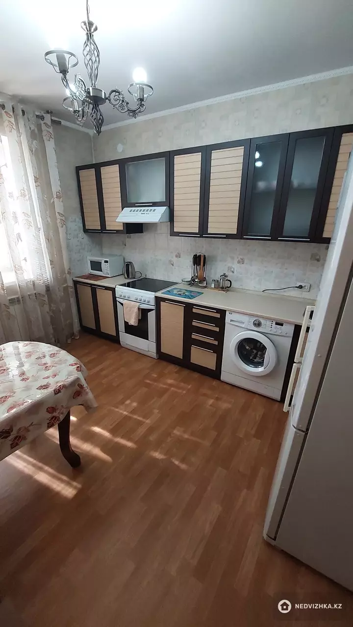 1-комнатная квартира, этаж 4 из 12, 38 м², Посуточно, фотография 2