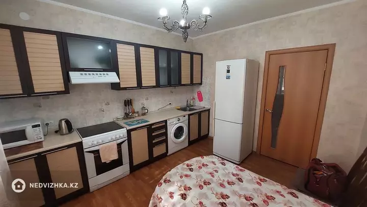 1-комнатная квартира, этаж 4 из 12, 38 м², Посуточно, фотография 3