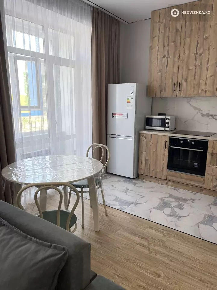 1-комнатная квартира, этаж 2 из 12, 40 м², Посуточно, фотография 2