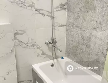 1-комнатная квартира, этаж 2 из 12, 40 м², Посуточно, миниатюра 9