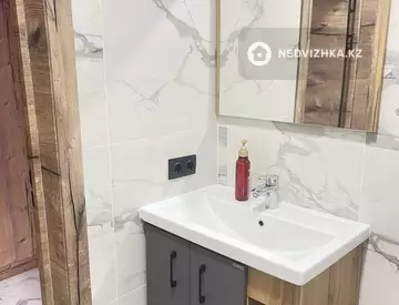 1-комнатная квартира, этаж 2 из 12, 40 м², Посуточно, миниатюра 10