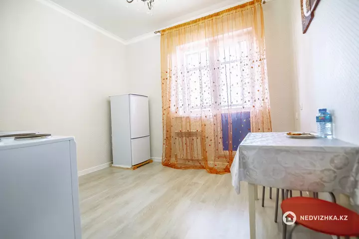1-комнатная квартира, этаж 14 из 19, 40 м², Посуточно, фотография 4