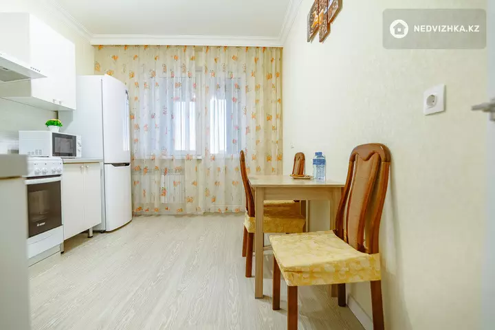 1-комнатная квартира, этаж 4 из 10, 40 м², Посуточно, фотография 4