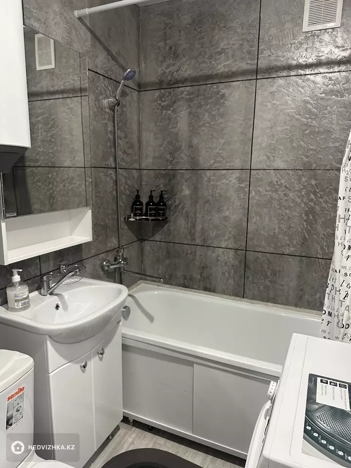 1-комнатная квартира, этаж 3 из 5, 32 м², Посуточно, фотография 4