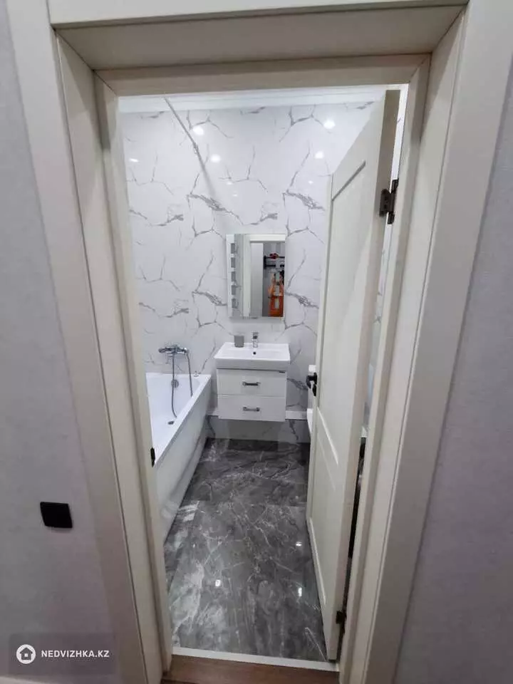 1-комнатная квартира, этаж 6 из 10, 37 м², Посуточно, фотография 2