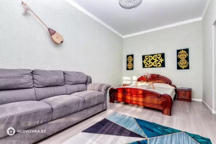 1-комнатная квартира, этаж 3 из 12, 40 м², Посуточно, фотография 2