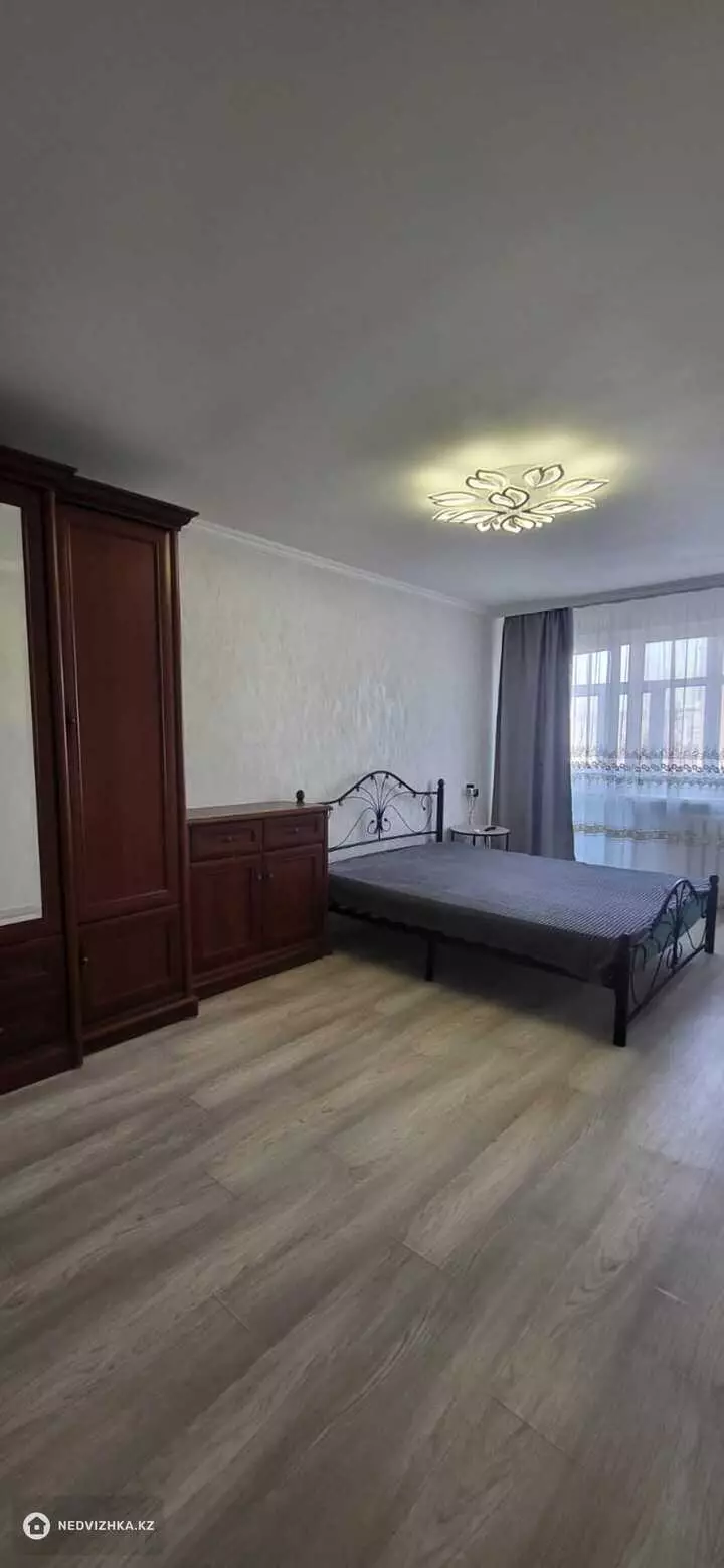 1-комнатная квартира, этаж 4 из 5, 36 м², Посуточно, фотография 2