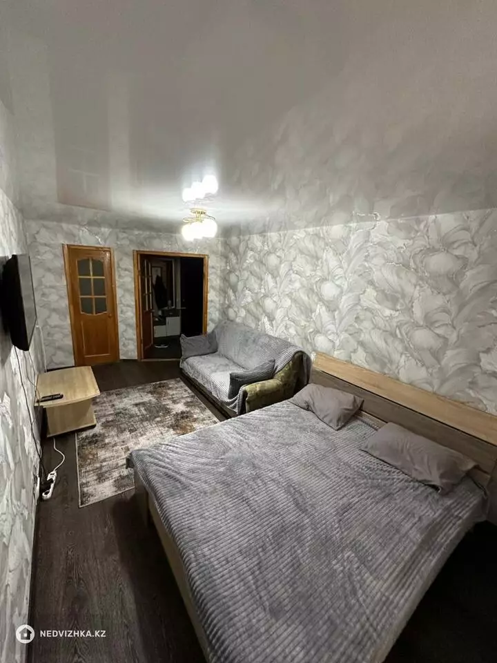 1-комнатная квартира, этаж 3 из 9, 39 м², Посуточно, фотография 3