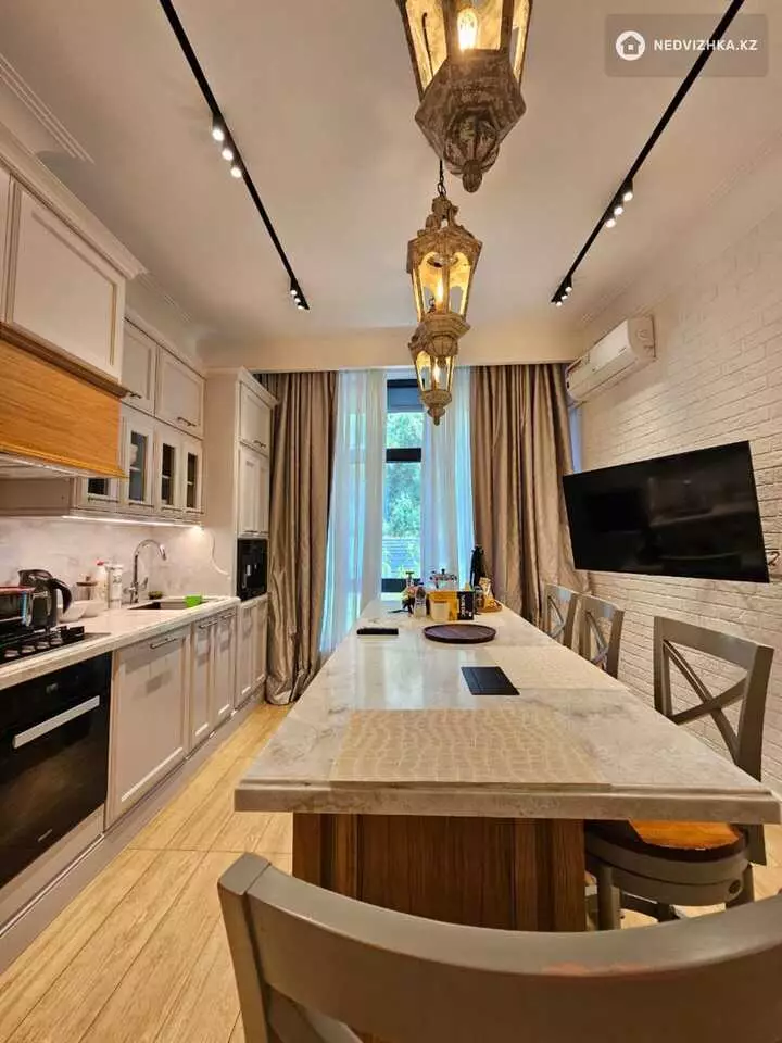 7-комнатный дом, 1 соток, 425 м², фотография 2