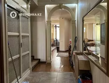 3-комнатная квартира, этаж 4 из 5, 135 м²