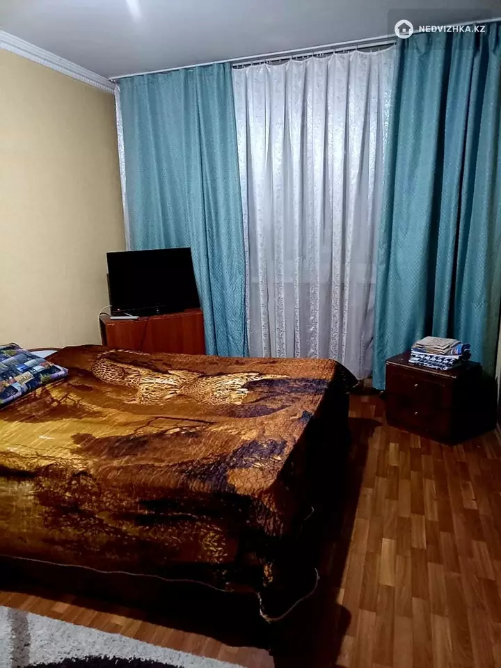 1-комнатная квартира, этаж 4 из 12, 40 м², Посуточно, фотография 2