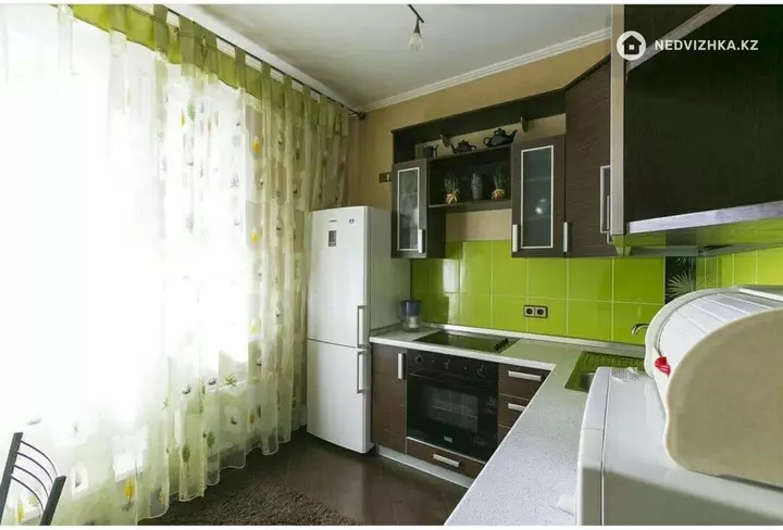 1-комнатная квартира, этаж 4 из 15, 40 м², Посуточно, фотография 3