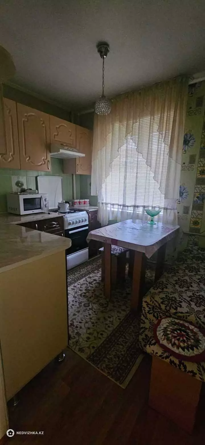 1-комнатная квартира, этаж 2 из 3, 37 м², Посуточно, фотография 2