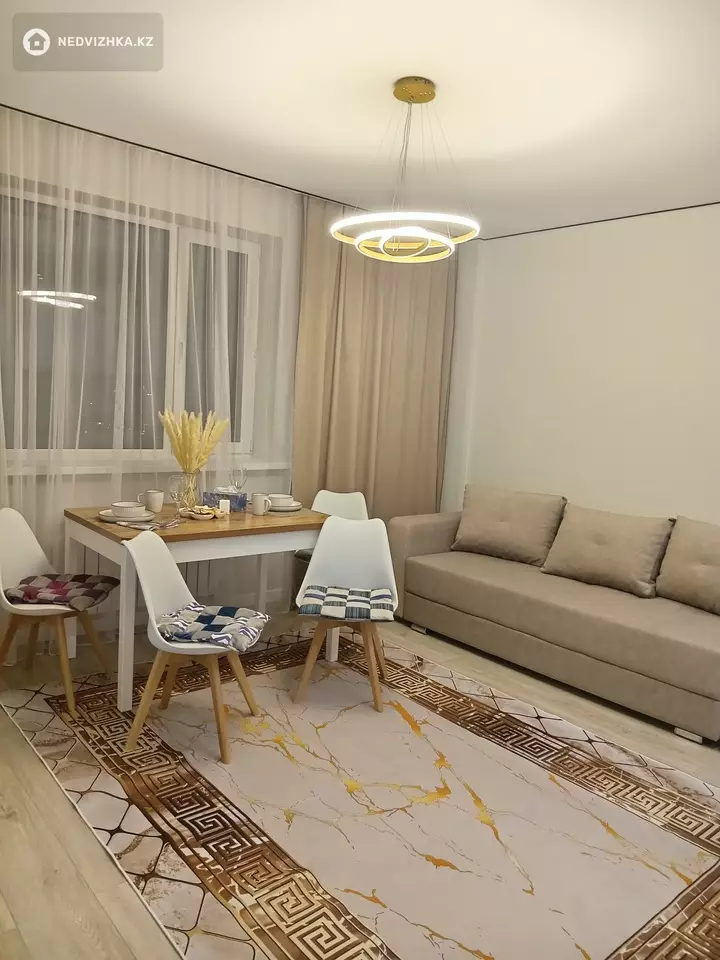 2-комнатная квартира, этаж 19 из 14, 43 м², Посуточно, фотография 2