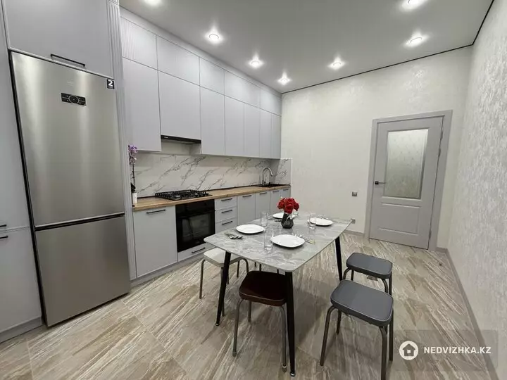 2-комнатная квартира, этаж 2 из 10, 84 м², Посуточно, фотография 2