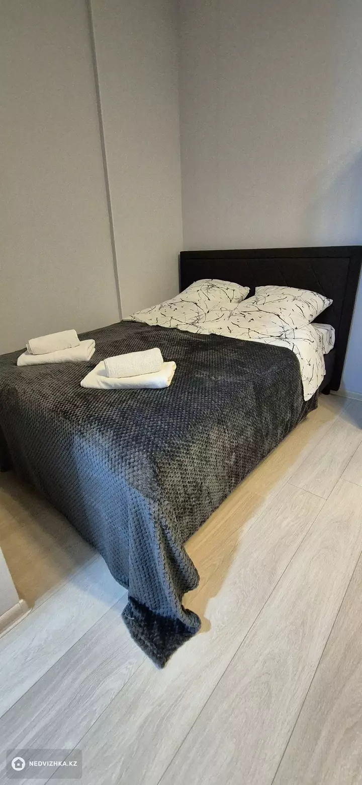 1-комнатная квартира, этаж 17 из 17, 37 м², Посуточно, фотография 2