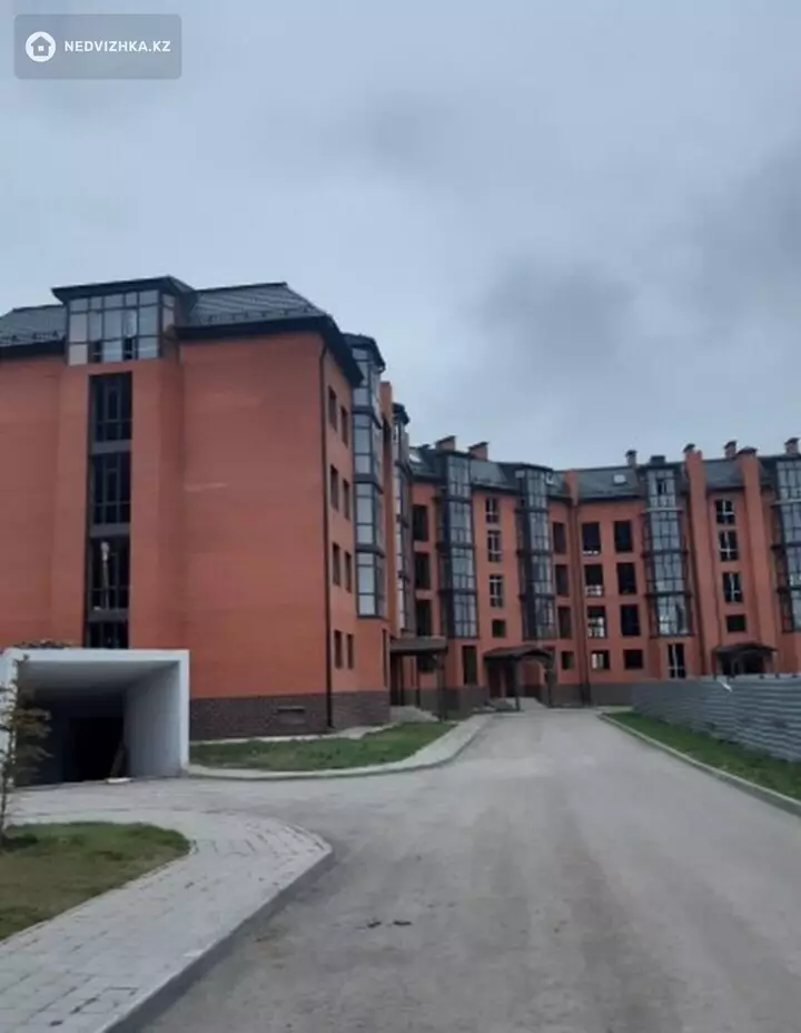 4-комнатная квартира, этаж 3 из 5, 207 м², фотография 2