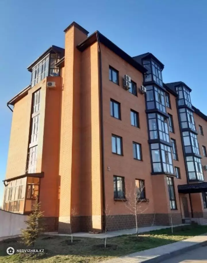 4-комнатная квартира, этаж 3 из 5, 207 м²