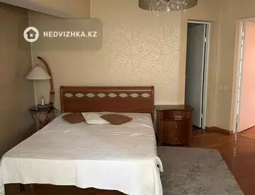 2-комнатная квартира, этаж 4 из 5, 93 м²
