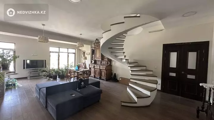 5-комнатная квартира, этаж 13 из 12, 295 м², фотография 3