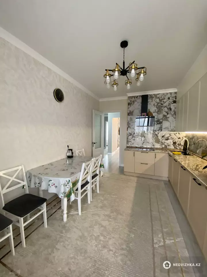 3-комнатная квартира, этаж 17 из 17, 93 м², фотография 2