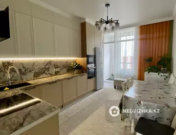 3-комнатная квартира, этаж 17 из 17, 93 м², миниатюра 1