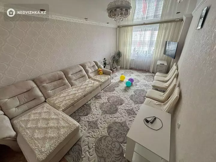 3-комнатная квартира, этаж 4 из 5, 74 м², фотография 2