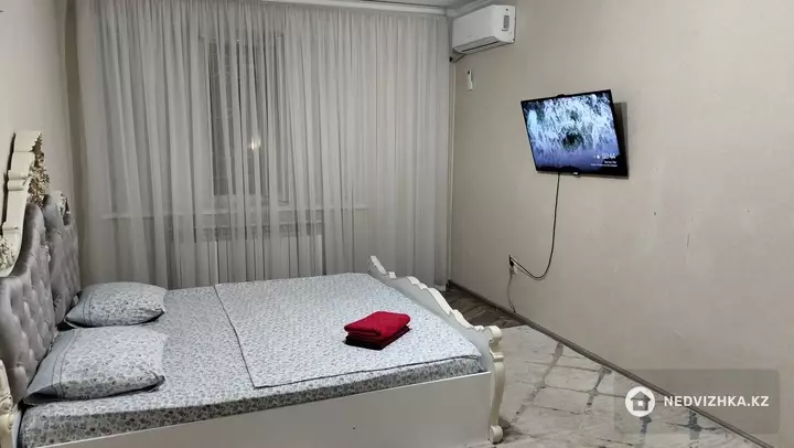 1-комнатная квартира, этаж 1 из 5, 50 м², Посуточно, фотография 2