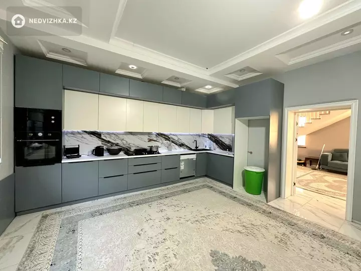 9-комнатный дом, 9 соток, 375 м², фотография 2