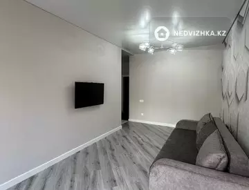 4-комнатная квартира, этаж 8 из 12, 96 м², На длительный срок