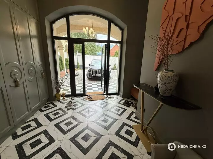 9-комнатный дом, 8 соток, 600 м², фотография 4