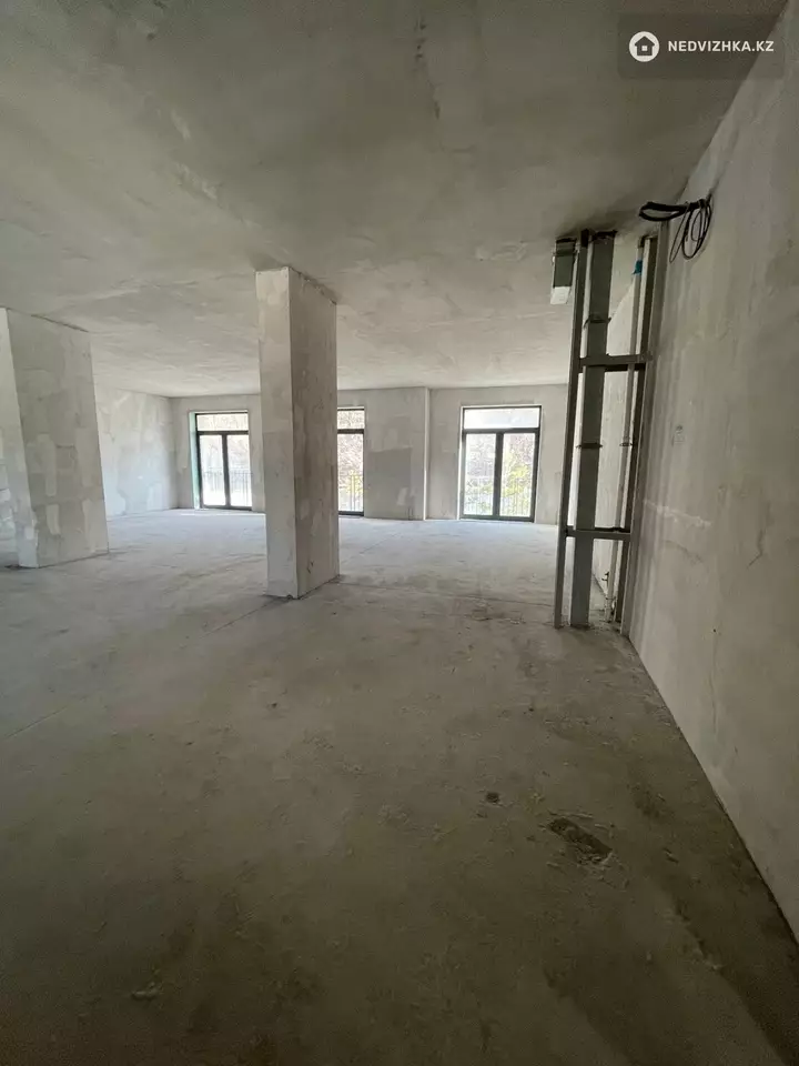 4-комнатная квартира, этаж 2 из 2, 179 м², фотография 4