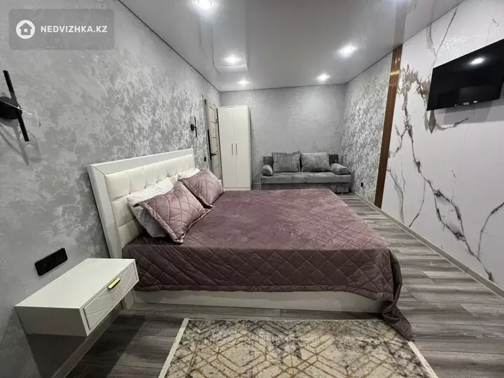 1-комнатная квартира, этаж 8 из 9, 40 м², Посуточно, фотография 3
