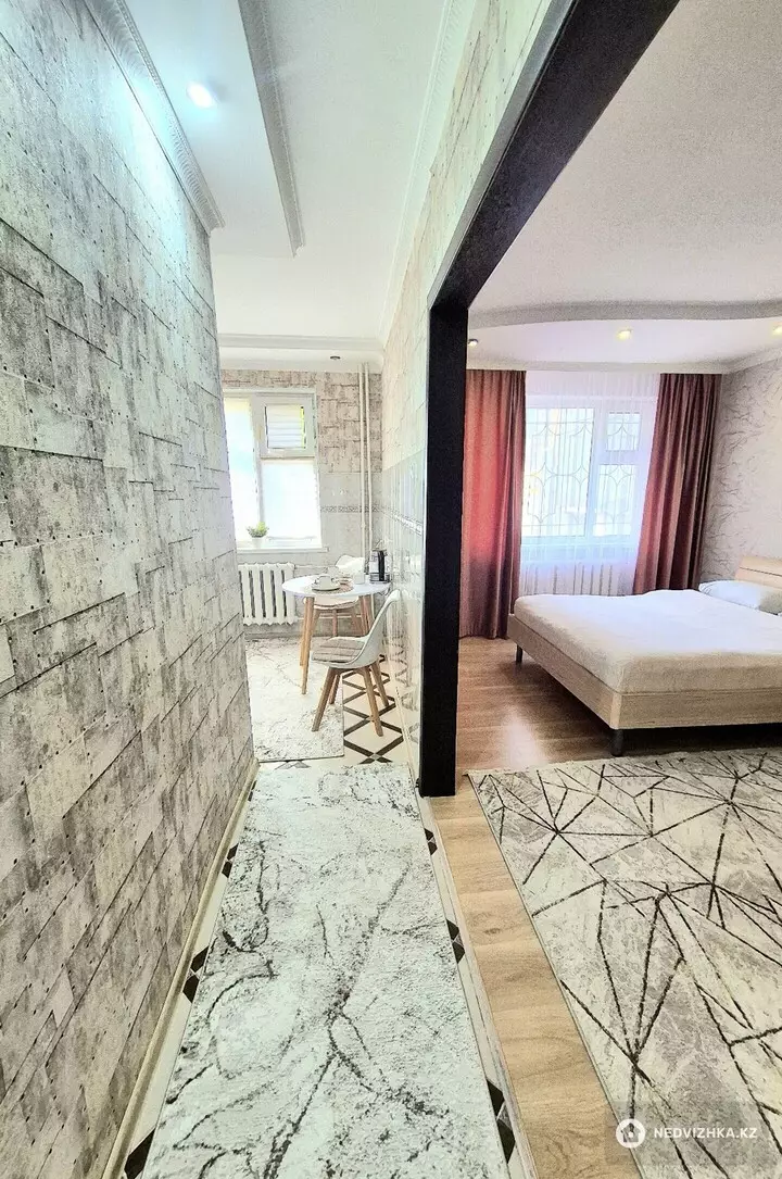 1-комнатная квартира, этаж 1 из 5, 33 м², Посуточно, фотография 2