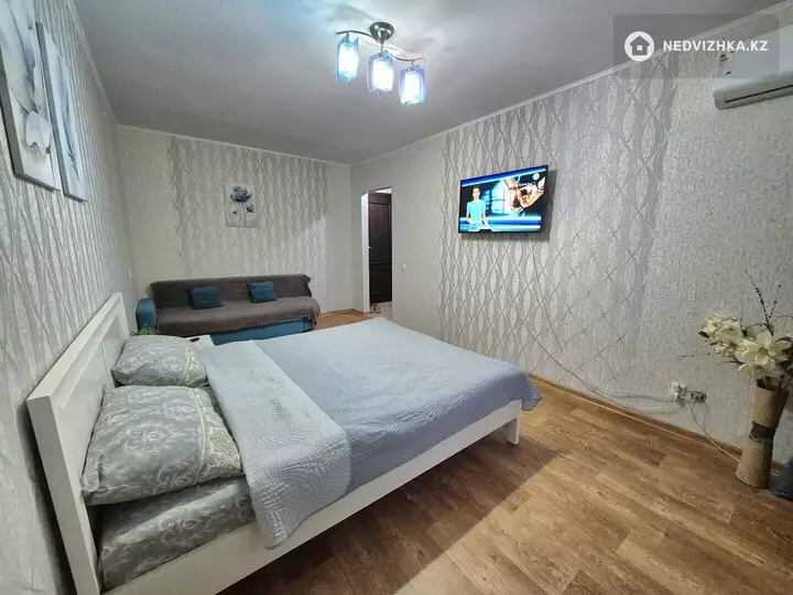 1-комнатная квартира, этаж 4 из 5, 32 м², Посуточно, фотография 2