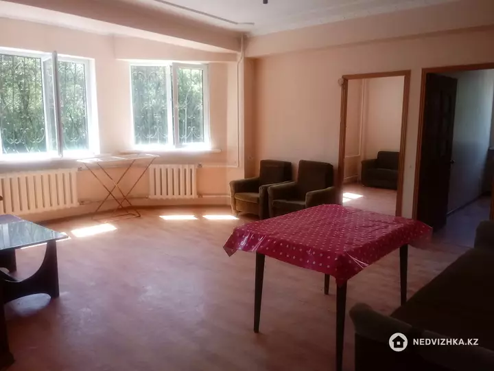 3-комнатная квартира, этаж 3 из 5, 70 м², фотография 4