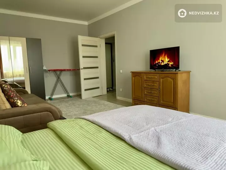 1-комнатная квартира, этаж 14 из 16, 40 м², Посуточно, фотография 2