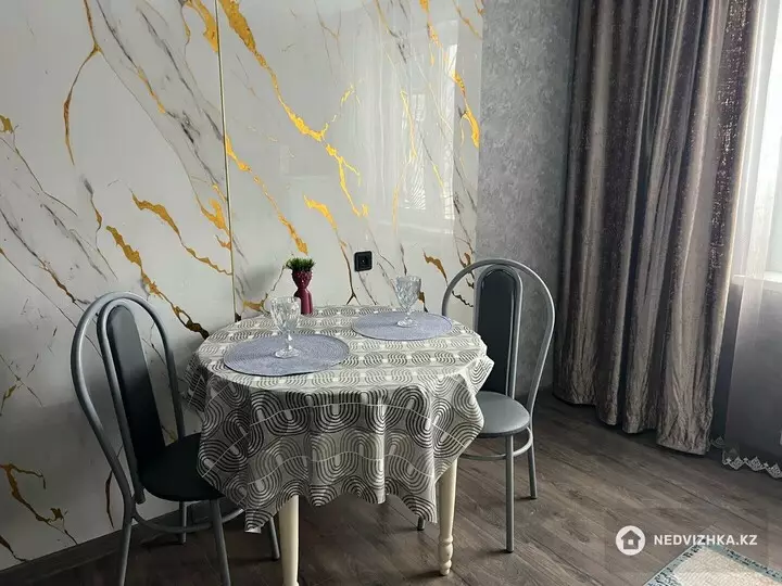 1-комнатная квартира, этаж 1 из 5, 40 м², Посуточно, фотография 3